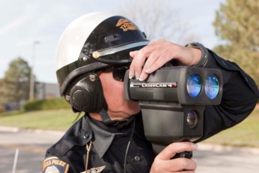 执法人员采用LaserCam 4手持式高清摄像激光雷达设备